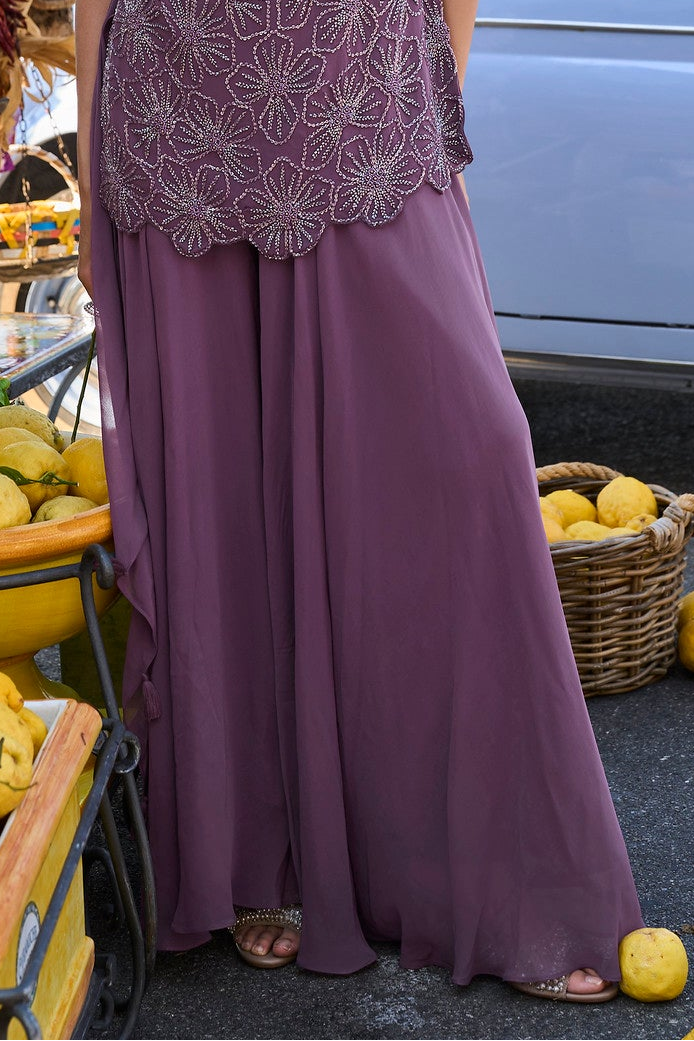 a women wearing plazo in mauve color