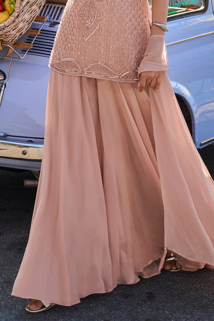 peach plazo near car